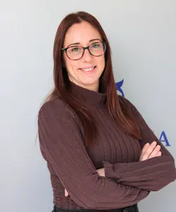 Alicia Granell, profesional especializada en la revisión de documentación para automóviles en Zaragoza